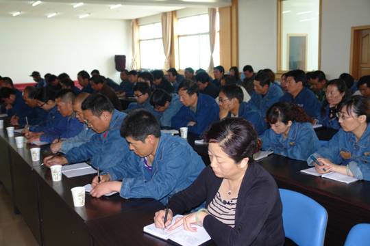 青海物產工業投資有限公司、青海長春炭素有限公司召開貫徹省第十二次黨代會精神學習傳